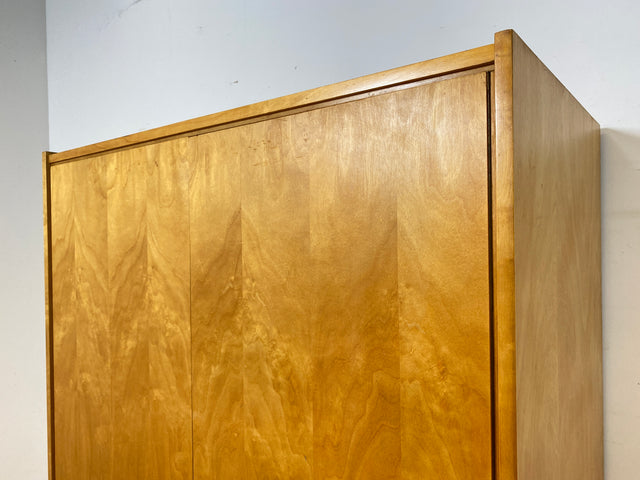 Stilvoller 60er Jahre Kleiderschrank mit Kleiderstange und konischen Füßen