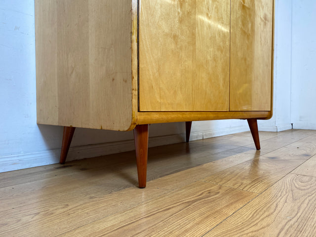 Sehr schöner heller 60er Jahre Kleiderschrank mit Kleiderstange und konischen Füßen I Schrank Schlafzimmerschrank Wardrobe Garderobenschrank Vintage Mid-Century Retro I