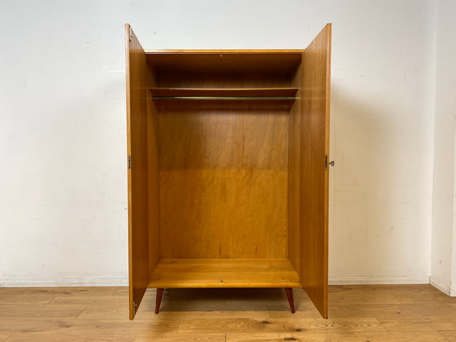 Sehr schöner heller 60er Jahre Kleiderschrank mit Kleiderstange und konischen Füßen I Schrank Schlafzimmerschrank Wardrobe Garderobenschrank Vintage Mid-Century Retro I