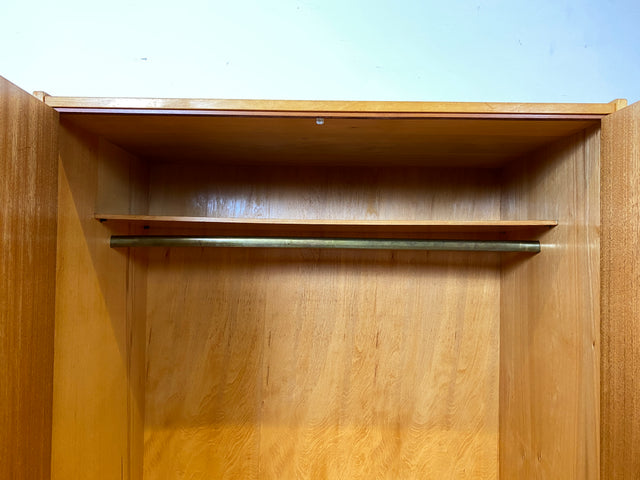 Sehr schöner heller 60er Jahre Kleiderschrank mit Kleiderstange und konischen Füßen I Schrank Schlafzimmerschrank Wardrobe Garderobenschrank Vintage Mid-Century Retro I