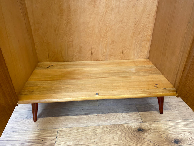 Sehr schöner heller 60er Jahre Kleiderschrank mit Kleiderstange und konischen Füßen I Schrank Schlafzimmerschrank Wardrobe Garderobenschrank Vintage Mid-Century Retro I