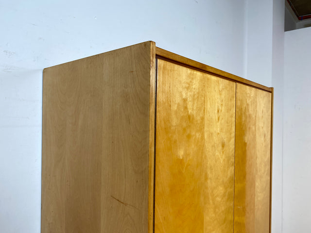 Sehr schöner heller 60er Jahre Kleiderschrank mit Kleiderstange und konischen Füßen I Schrank Schlafzimmerschrank Wardrobe Garderobenschrank Vintage Mid-Century Retro I