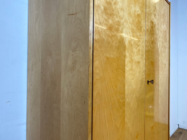 Sehr schöner heller 60er Jahre Kleiderschrank mit Kleiderstange und konischen Füßen I Schrank Schlafzimmerschrank Wardrobe Garderobenschrank Vintage Mid-Century Retro I