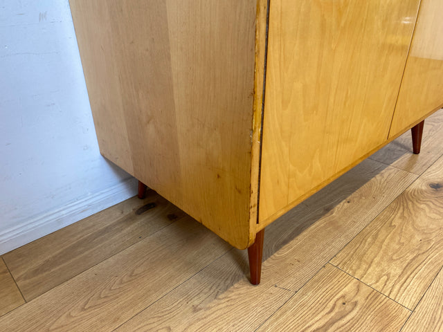 Sehr schöner heller 60er Jahre Kleiderschrank mit Kleiderstange und konischen Füßen I Schrank Schlafzimmerschrank Wardrobe Garderobenschrank Vintage Mid-Century Retro I