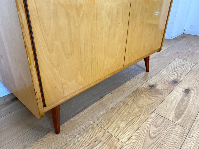 Sehr schöner heller 60er Jahre Kleiderschrank mit Kleiderstange und konischen Füßen I Schrank Schlafzimmerschrank Wardrobe Garderobenschrank Vintage Mid-Century Retro I