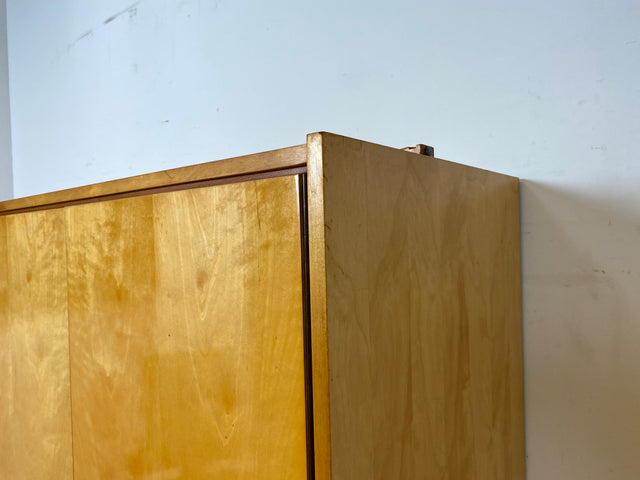 Sehr schöner heller 60er Jahre Kleiderschrank mit Kleiderstange und konischen Füßen I Schrank Schlafzimmerschrank Wardrobe Garderobenschrank Vintage Mid-Century Retro I