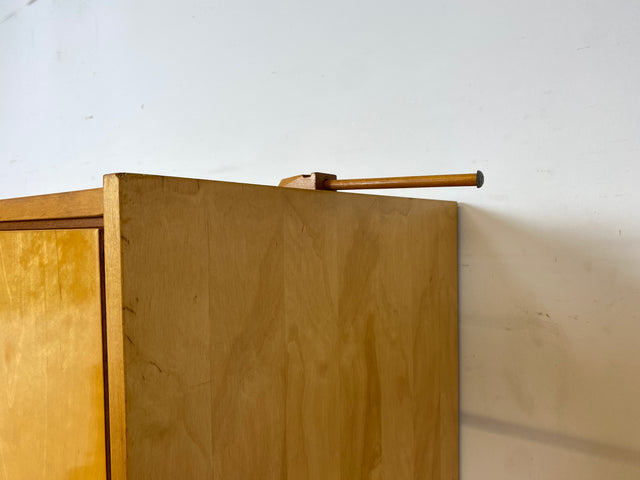 Sehr schöner heller 60er Jahre Kleiderschrank mit Kleiderstange und konischen Füßen I Schrank Schlafzimmerschrank Wardrobe Garderobenschrank Vintage Mid-Century Retro I