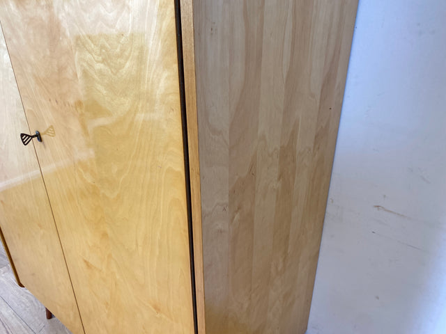 Sehr schöner heller 60er Jahre Kleiderschrank mit Kleiderstange und konischen Füßen I Schrank Schlafzimmerschrank Wardrobe Garderobenschrank Vintage Mid-Century Retro I