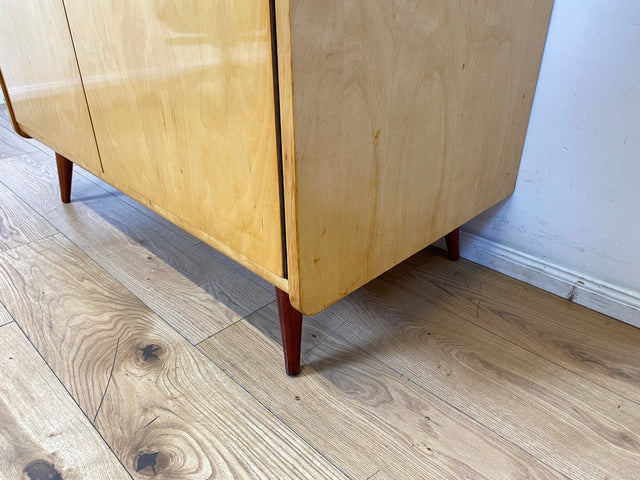Sehr schöner heller 60er Jahre Kleiderschrank mit Kleiderstange und konischen Füßen I Schrank Schlafzimmerschrank Wardrobe Garderobenschrank Vintage Mid-Century Retro I
