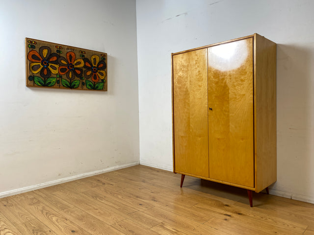 Sehr schöner heller 60er Jahre Kleiderschrank mit Kleiderstange und konischen Füßen I Schrank Schlafzimmerschrank Wardrobe Garderobenschrank Vintage Mid-Century Retro I