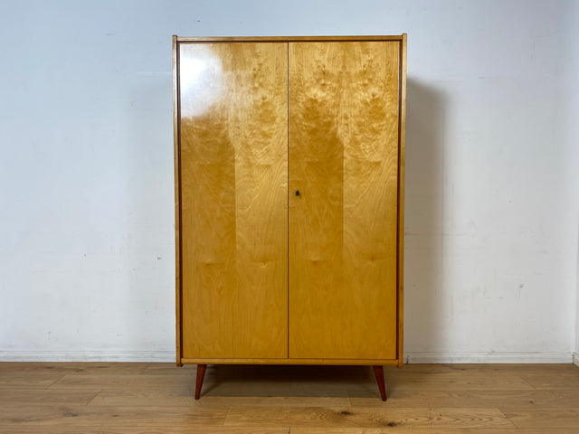 Sehr schöner heller 60er Jahre Kleiderschrank mit Kleiderstange und konischen Füßen I Schrank Schlafzimmerschrank Wardrobe Garderobenschrank Vintage Mid-Century Retro I