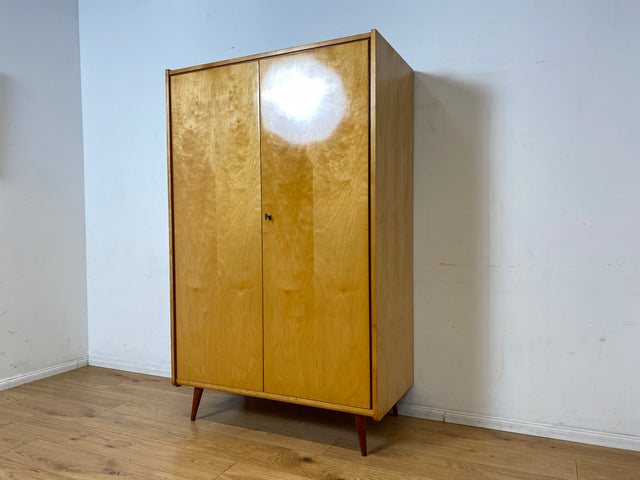Sehr schöner heller 60er Jahre Kleiderschrank mit Kleiderstange und konischen Füßen I Schrank Schlafzimmerschrank Wardrobe Garderobenschrank Vintage Mid-Century Retro I