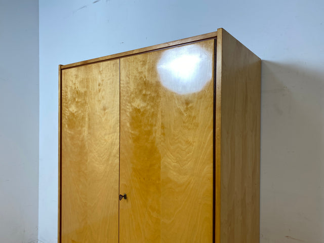 Sehr schöner heller 60er Jahre Kleiderschrank mit Kleiderstange und konischen Füßen I Schrank Schlafzimmerschrank Wardrobe Garderobenschrank Vintage Mid-Century Retro I