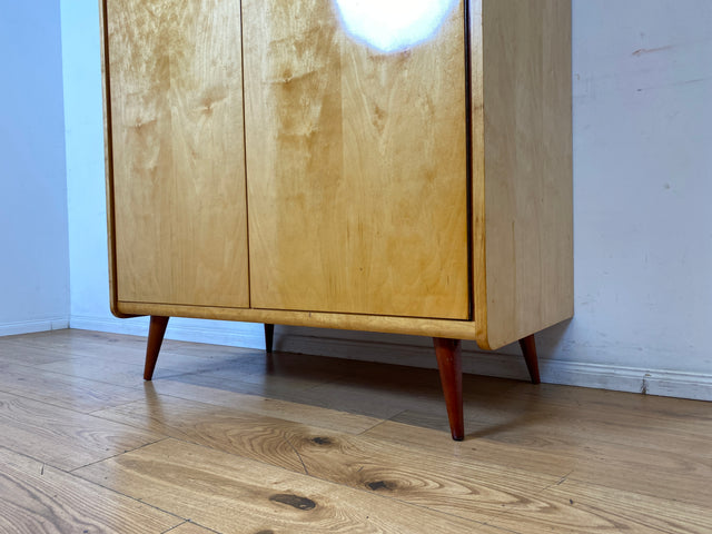 Sehr schöner heller 60er Jahre Kleiderschrank mit Kleiderstange und konischen Füßen I Schrank Schlafzimmerschrank Wardrobe Garderobenschrank Vintage Mid-Century Retro I