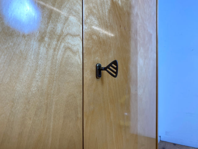 Sehr schöner heller 60er Jahre Kleiderschrank mit Kleiderstange und konischen Füßen I Schrank Schlafzimmerschrank Wardrobe Garderobenschrank Vintage Mid-Century Retro I