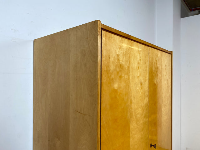 Sehr schöner heller 60er Jahre Kleiderschrank mit Kleiderstange und konischen Füßen I Schrank Schlafzimmerschrank Wardrobe Garderobenschrank Vintage Mid-Century Retro I