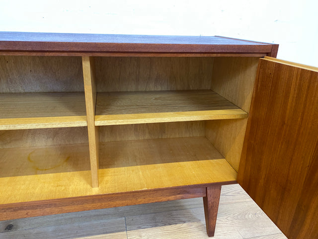 Sehr schönes 60er Jahre Sideboard mit konischen Beinen I Kommode Schrank Anrichte TV Board Lowboard Bank Wäschekommode Schuhkommode Schuhschrank Mid-Century Vintage I