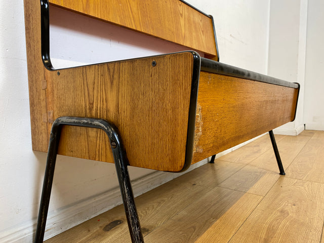 Sehr schöne und gut erhaltene 60er Jahre Sitzbank in Eichenholz mit pflegeleichter roter Kunststoffbeschichtung