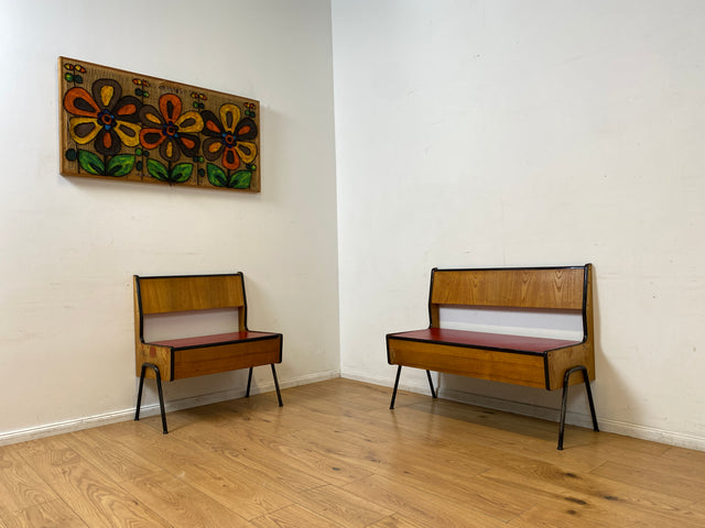 Sehr schöne & gut erhaltene 60er Jahre Sitzbank in Eichenholz mit pflegeleichter roter Kunststoffbeschichtung