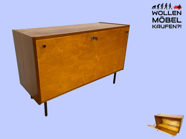 Sehr schöne und gut erhaltene 60er Jahre Wäschekommode mit Klappe und schwarzen Metallfüßen I Wäschetruhe Kommode Sideboard Schrank Truhe Mid-Century Vintage Retro I