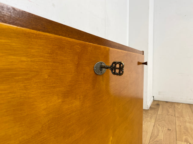 Sehr schöne und gut erhaltene 60er Jahre Wäschekommode mit Klappe und schwarzen Metallfüßen I Wäschetruhe Kommode Sideboard Schrank Truhe Mid-Century Vintage Retro I