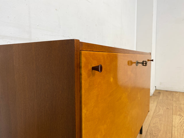 Sehr schöne und gut erhaltene 60er Jahre Wäschekommode mit Klappe und schwarzen Metallfüßen I Wäschetruhe Kommode Sideboard Schrank Truhe Mid-Century Vintage Retro I