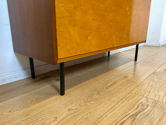 Sehr schöne und gut erhaltene 60er Jahre Wäschekommode mit Klappe und schwarzen Metallfüßen I Wäschetruhe Kommode Sideboard Schrank Truhe Mid-Century Vintage Retro I