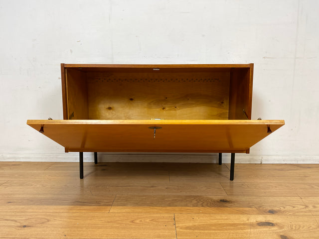 Sehr schöne und gut erhaltene 60er Jahre Wäschekommode mit Klappe und schwarzen Metallfüßen I Wäschetruhe Kommode Sideboard Schrank Truhe Mid-Century Vintage Retro I