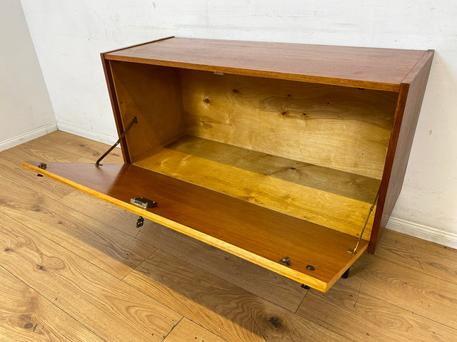 Sehr schöne und gut erhaltene 60er Jahre Wäschekommode mit Klappe und schwarzen Metallfüßen I Wäschetruhe Kommode Sideboard Schrank Truhe Mid-Century Vintage Retro I