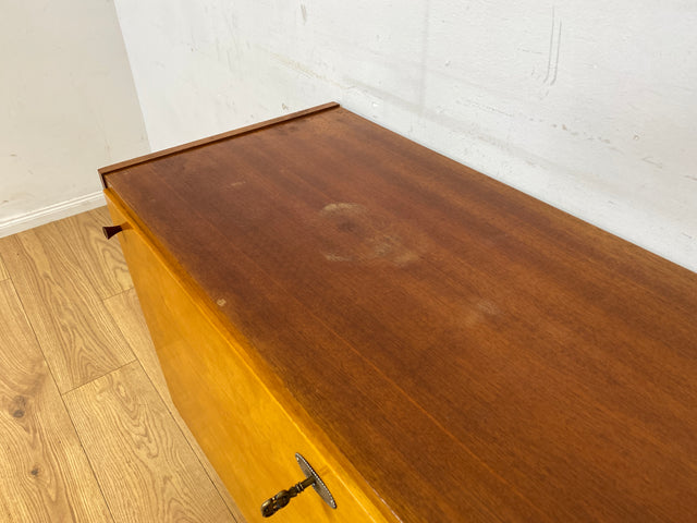 Sehr schöne und gut erhaltene 60er Jahre Wäschekommode mit Klappe und schwarzen Metallfüßen I Wäschetruhe Kommode Sideboard Schrank Truhe Mid-Century Vintage Retro I