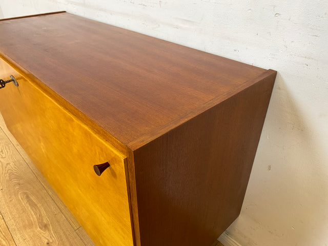 Sehr schöne und gut erhaltene 60er Jahre Wäschekommode mit Klappe und schwarzen Metallfüßen I Wäschetruhe Kommode Sideboard Schrank Truhe Mid-Century Vintage Retro I