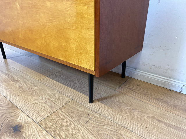 Sehr schöne und gut erhaltene 60er Jahre Wäschekommode mit Klappe und schwarzen Metallfüßen I Wäschetruhe Kommode Sideboard Schrank Truhe Mid-Century Vintage Retro I