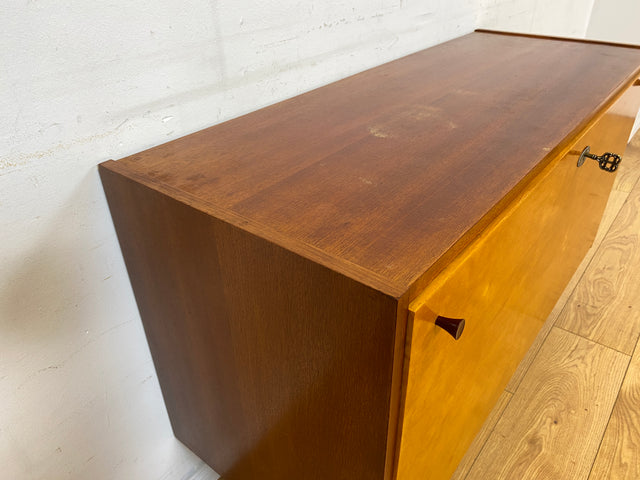 Sehr schöne und gut erhaltene 60er Jahre Wäschekommode mit Klappe und schwarzen Metallfüßen I Wäschetruhe Kommode Sideboard Schrank Truhe Mid-Century Vintage Retro I