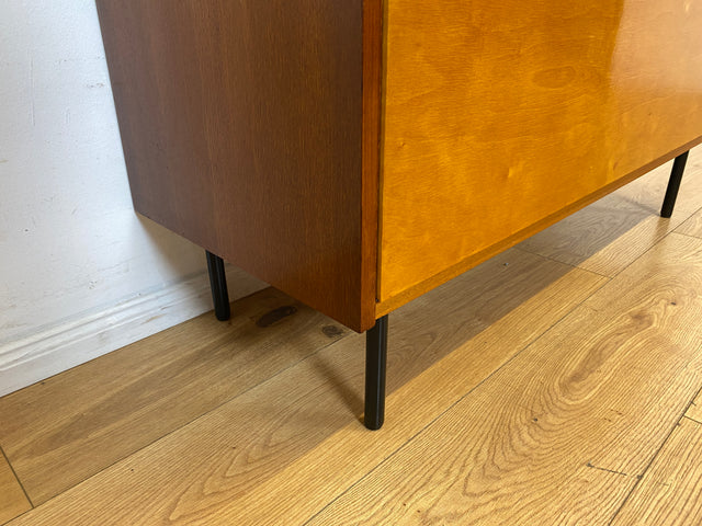 Sehr schöne und gut erhaltene 60er Jahre Wäschekommode mit Klappe und schwarzen Metallfüßen I Wäschetruhe Kommode Sideboard Schrank Truhe Mid-Century Vintage Retro I