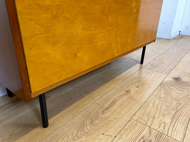 Sehr schöne und gut erhaltene 60er Jahre Wäschekommode mit Klappe und schwarzen Metallfüßen I Wäschetruhe Kommode Sideboard Schrank Truhe Mid-Century Vintage Retro I