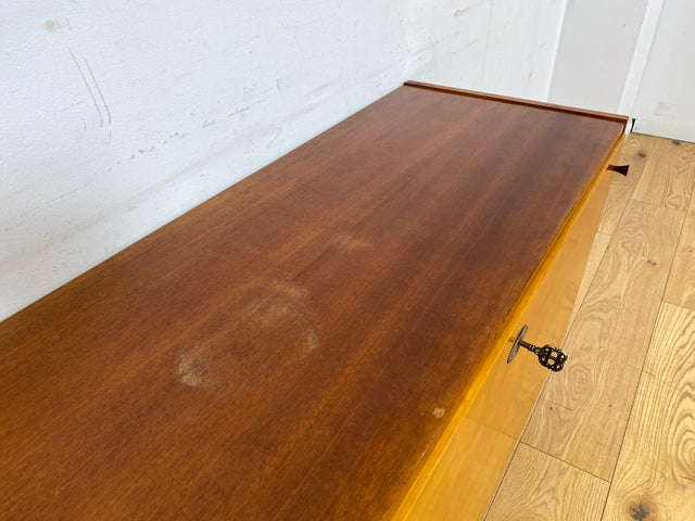 Sehr schöne und gut erhaltene 60er Jahre Wäschekommode mit Klappe und schwarzen Metallfüßen I Wäschetruhe Kommode Sideboard Schrank Truhe Mid-Century Vintage Retro I