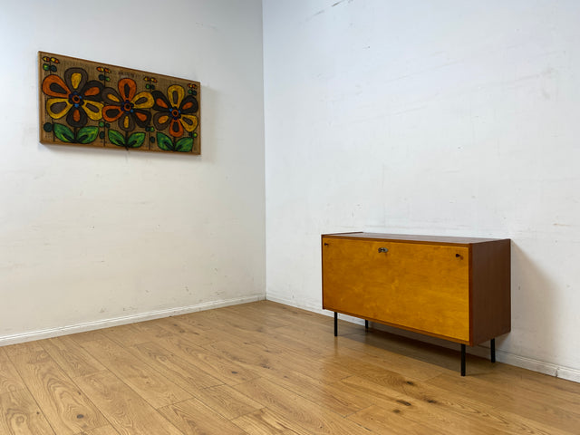 Sehr schöne und gut erhaltene 60er Jahre Wäschekommode mit Klappe und schwarzen Metallfüßen I Wäschetruhe Kommode Sideboard Schrank Truhe Mid-Century Vintage Retro I