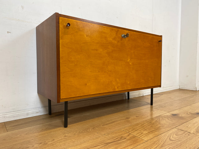 Sehr schöne und gut erhaltene 60er Jahre Wäschekommode mit Klappe und schwarzen Metallfüßen I Wäschetruhe Kommode Sideboard Schrank Truhe Mid-Century Vintage Retro I
