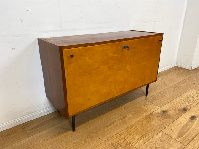 Sehr schöne und gut erhaltene 60er Jahre Wäschekommode mit Klappe und schwarzen Metallfüßen I Wäschetruhe Kommode Sideboard Schrank Truhe Mid-Century Vintage Retro I
