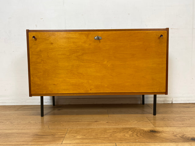 Sehr schöne und gut erhaltene 60er Jahre Wäschekommode mit Klappe und schwarzen Metallfüßen I Wäschetruhe Kommode Sideboard Schrank Truhe Mid-Century Vintage Retro I