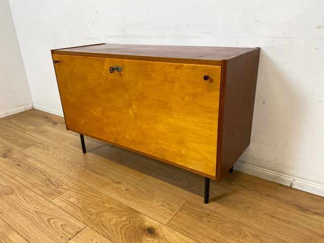 Sehr schöne und gut erhaltene 60er Jahre Wäschekommode mit Klappe und schwarzen Metallfüßen I Wäschetruhe Kommode Sideboard Schrank Truhe Mid-Century Vintage Retro I