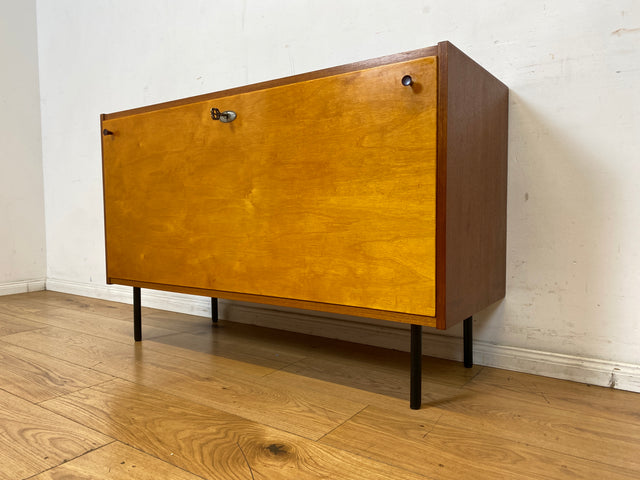 Sehr schöne und gut erhaltene 60er Jahre Wäschekommode mit Klappe und schwarzen Metallfüßen I Wäschetruhe Kommode Sideboard Schrank Truhe Mid-Century Vintage Retro I