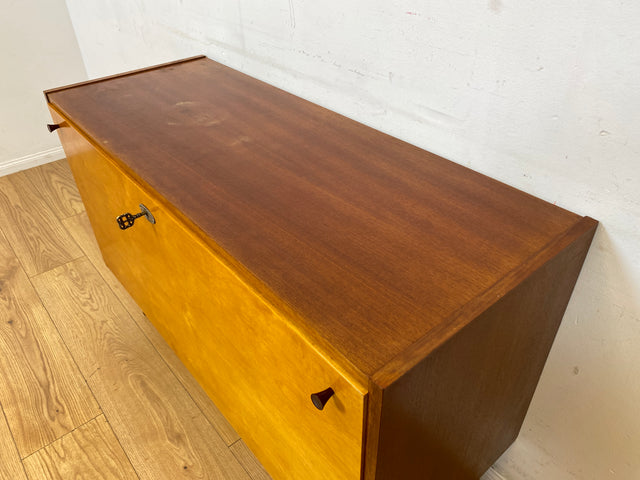 Sehr schöne und gut erhaltene 60er Jahre Wäschekommode mit Klappe und schwarzen Metallfüßen I Wäschetruhe Kommode Sideboard Schrank Truhe Mid-Century Vintage Retro I