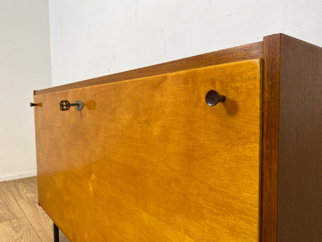 Sehr schöne und gut erhaltene 60er Jahre Wäschekommode mit Klappe und schwarzen Metallfüßen I Wäschetruhe Kommode Sideboard Schrank Truhe Mid-Century Vintage Retro I