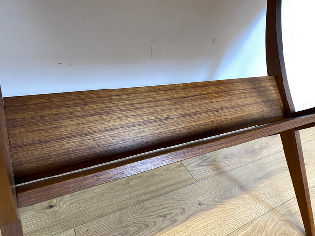 Formschöner jedoch etwas abgenutzter 60er Jahre Wohnzimmertisch mit Ablage I Salontisch Couchtisch Coffee Table niedriger Küchentisch Tisch Holztisch Mid-Century Vintage I