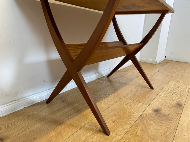 Formschöner jedoch etwas abgenutzter 60er Jahre Wohnzimmertisch mit Ablage I Salontisch Couchtisch Coffee Table niedriger Küchentisch Tisch Holztisch Mid-Century Vintage I