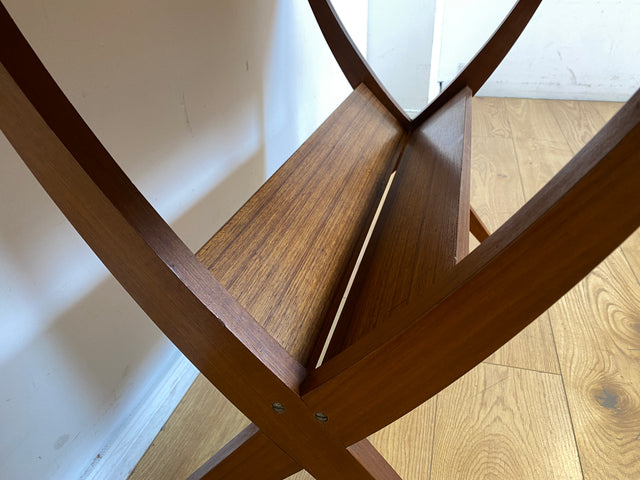 Formschöner jedoch etwas abgenutzter 60er Jahre Wohnzimmertisch mit Ablage I Salontisch Couchtisch Coffee Table niedriger Küchentisch Tisch Holztisch Mid-Century Vintage I
