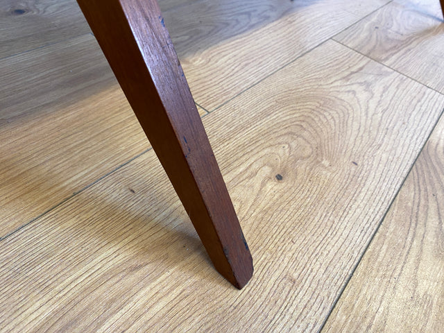 Formschöner jedoch etwas abgenutzter 60er Jahre Wohnzimmertisch mit Ablage I Salontisch Couchtisch Coffee Table niedriger Küchentisch Tisch Holztisch Mid-Century Vintage I