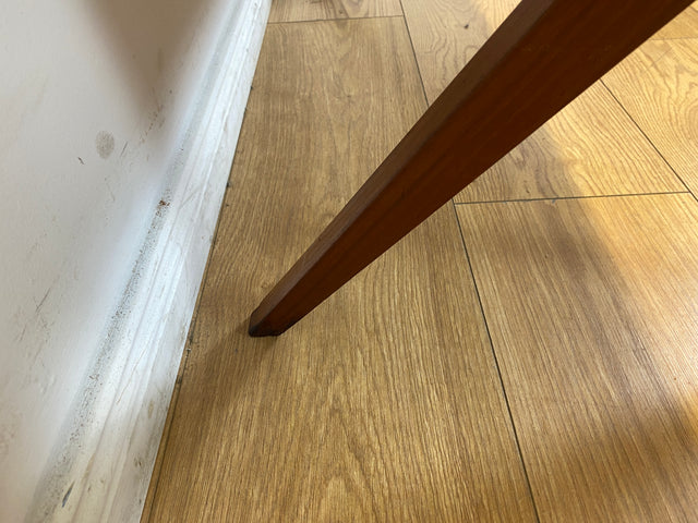 Formschöner jedoch etwas abgenutzter 60er Jahre Wohnzimmertisch mit Ablage I Salontisch Couchtisch Coffee Table niedriger Küchentisch Tisch Holztisch Mid-Century Vintage I