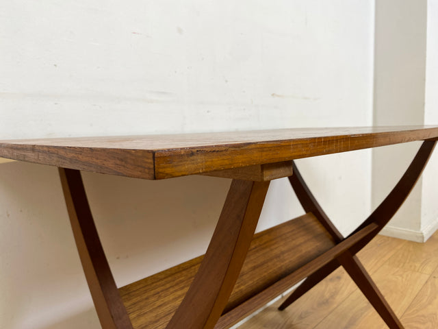 Formschöner jedoch etwas abgenutzter 60er Jahre Wohnzimmertisch mit Ablage I Salontisch Couchtisch Coffee Table niedriger Küchentisch Tisch Holztisch Mid-Century Vintage I